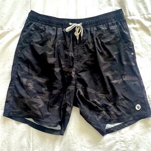 Comfortable Vuori Kore Shorts w/super soft breathable liner. Worn once, too big